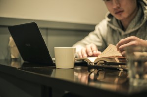 カフェで勉強・仕事をする男性
